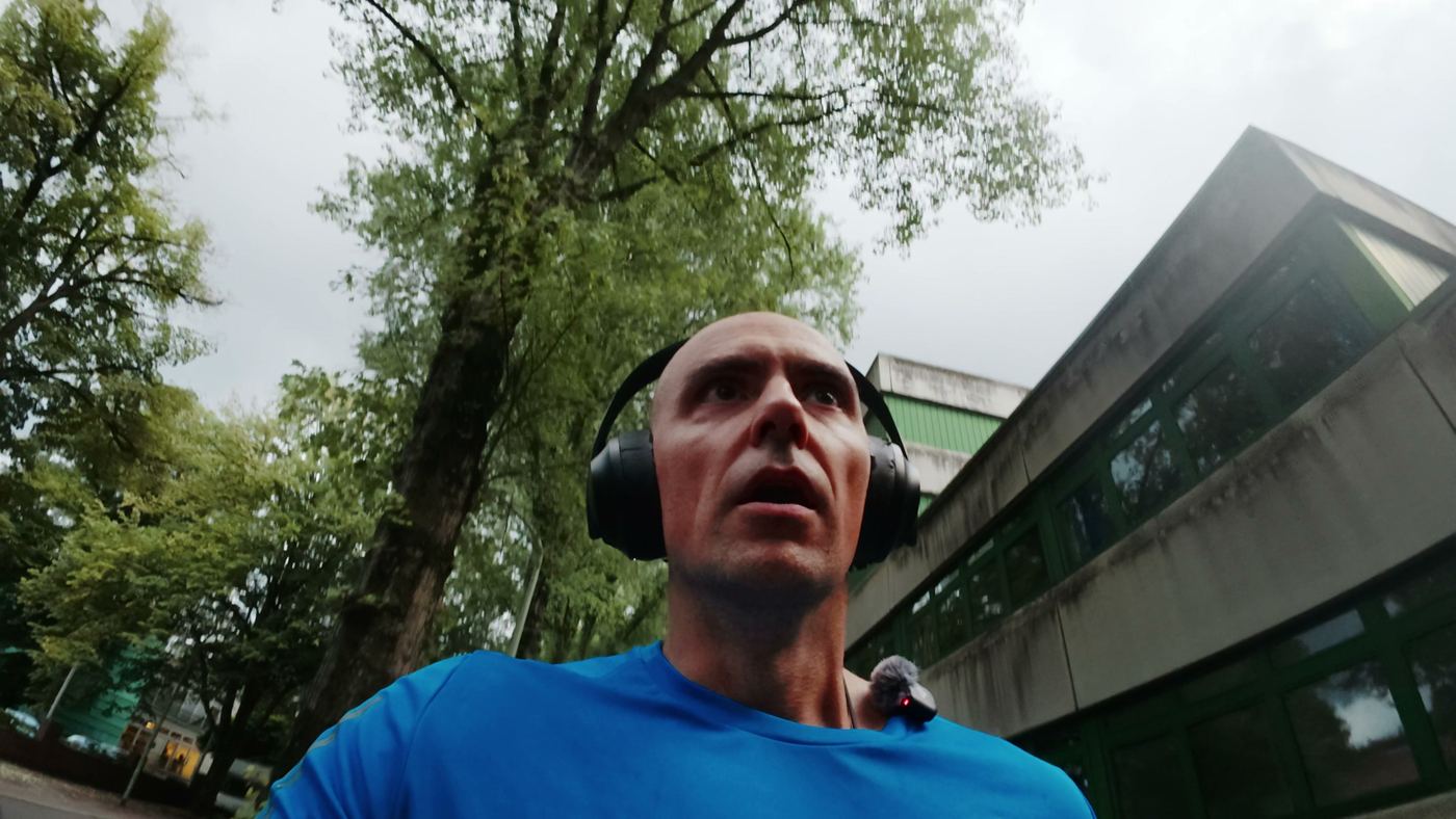 Elvid beim ersten Geh-Lauf zwischen Bäumen
