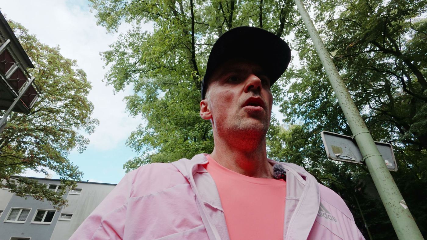 Elvid mit Cap und rosa Jacke beim Intervalltraining