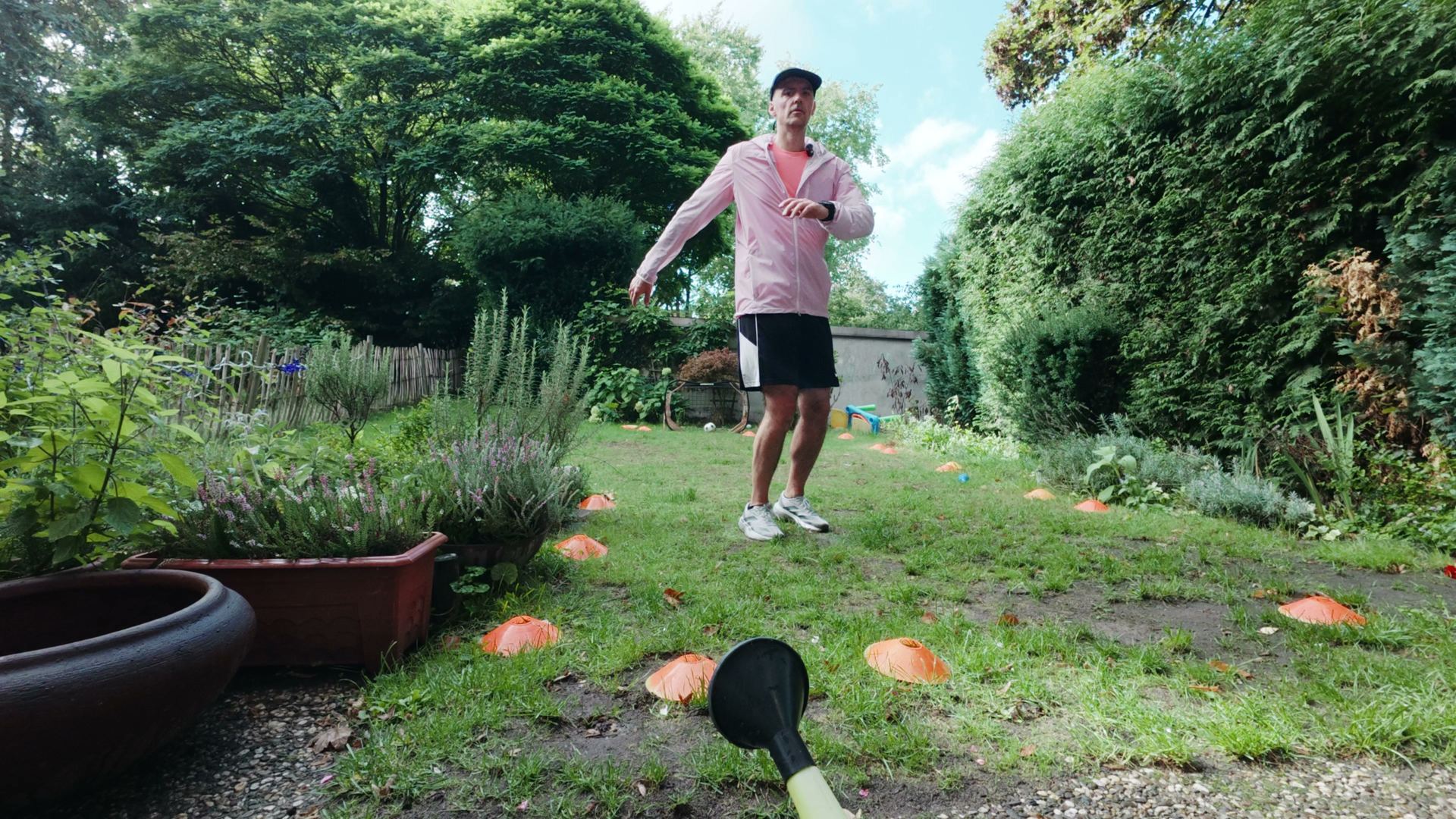 Elvid macht im Garten einfache Übungen vor dem Lauf