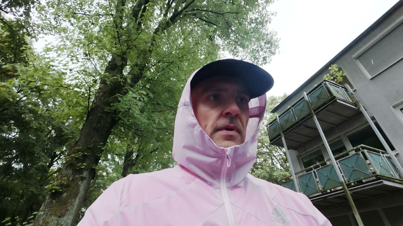 Elvid mit Kapuze beim Laufen im Regen